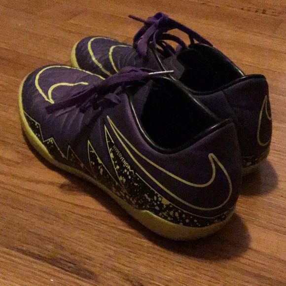 Size 8 Nike Turf Shoes - HYPERVENOM - Non-Marking - Picture 3 of 5